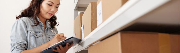 femme asiatique préparation colis e-commerce abonnement