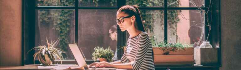 Femme travaillant sur son ordinateur. Tarif site internet